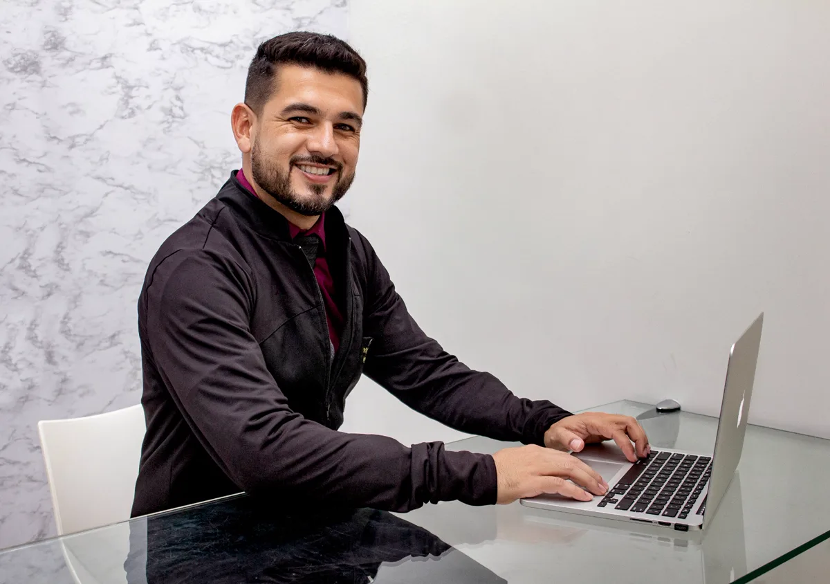 Dr. Diego Rocha, cirurgião-dentista que conduz os casos de implante da clínica.