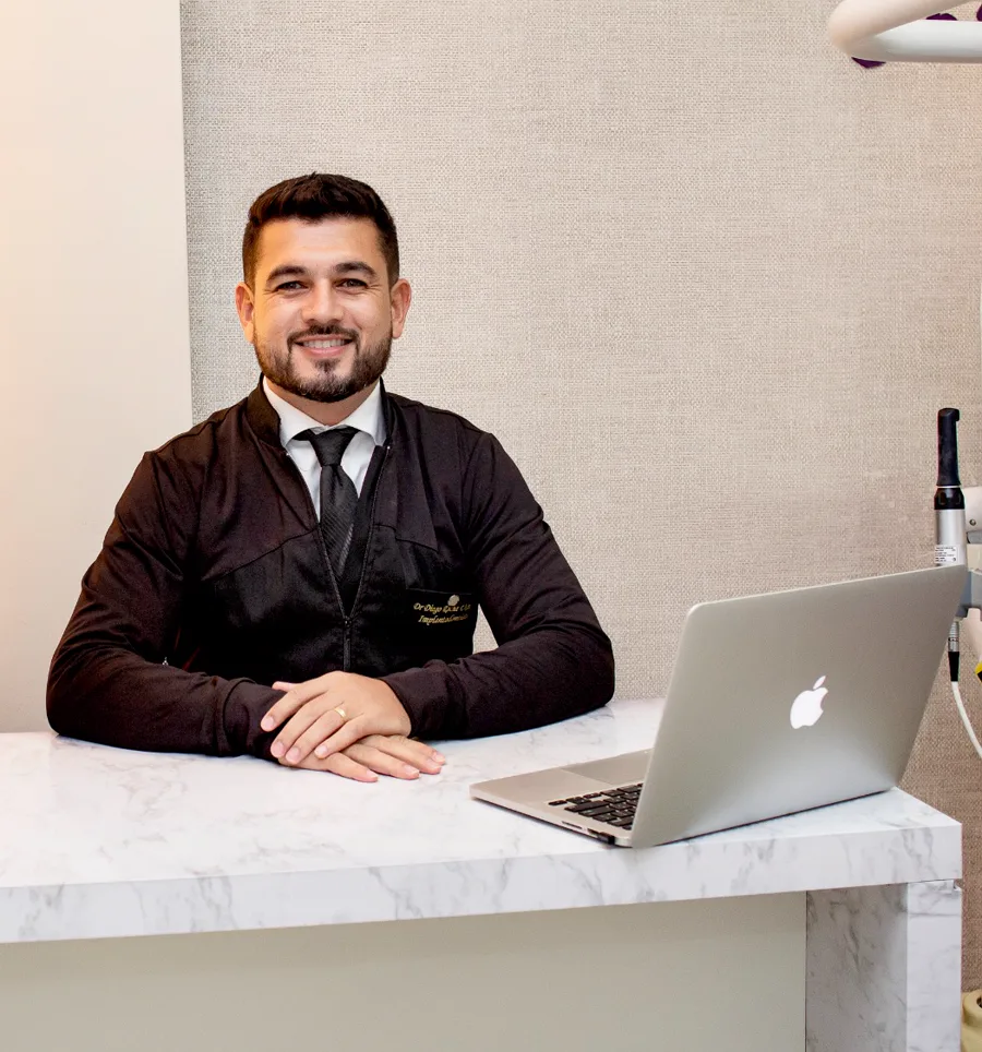 Dr. Diego Rocha em seu consultório na Clínica Dentista da Família.
